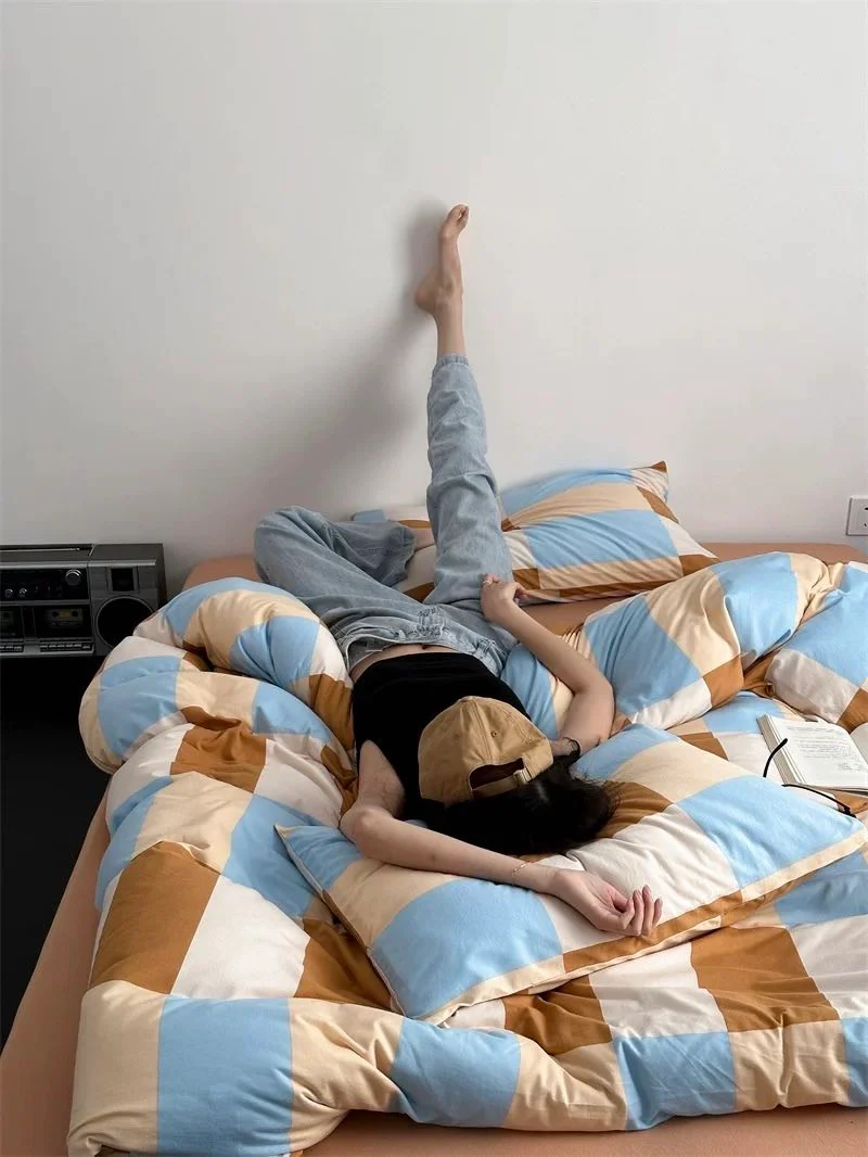 Dopamine Checker Duvet Set With Pillowcases & Fitted Sheet - Image 3