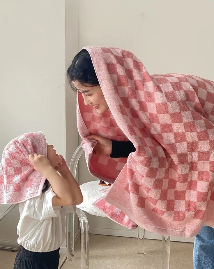 Premium Checkered Bath Towel - Long-Staple Cotton for Ultimate Softness and Absorbency - Image 2